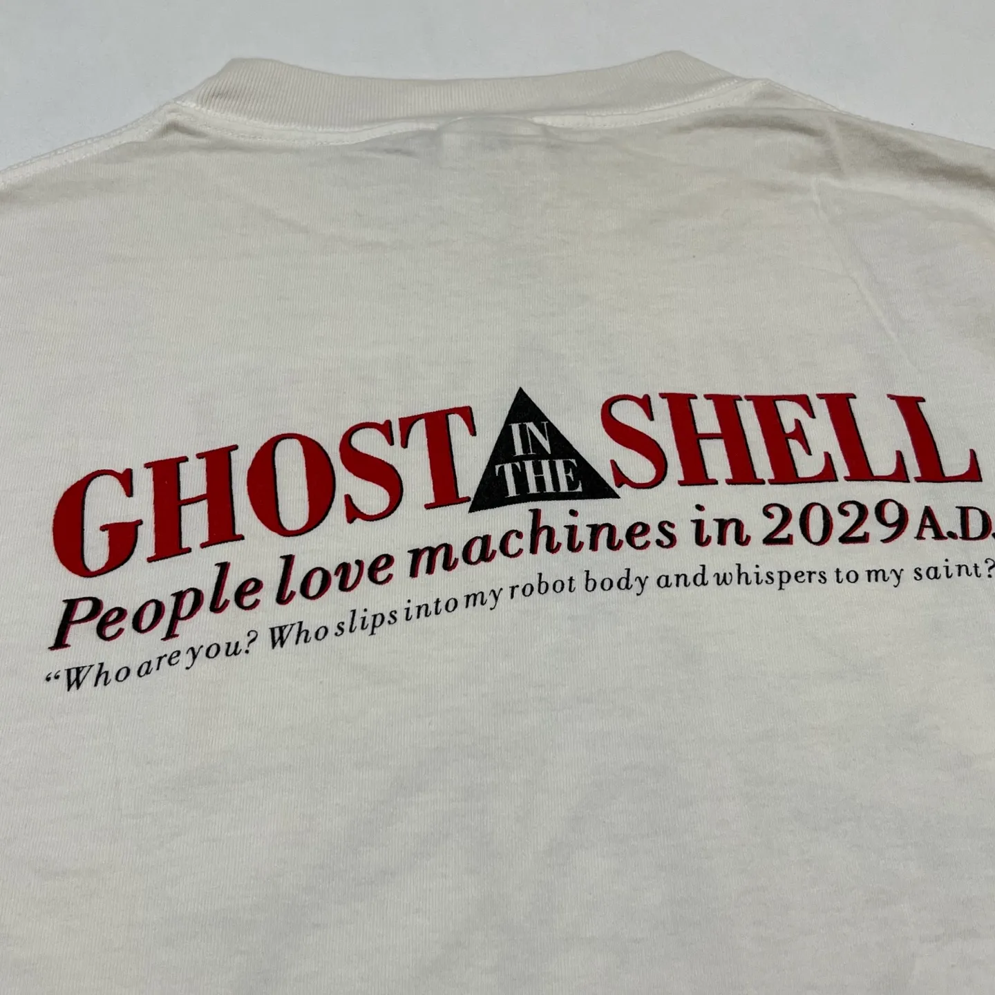 SAINT Mxxxxxx x GHOST IN THE SHELL ' GITS ' SS TEE/WHT Classic Big IP Ghost in the Shell co-branded Suzi Charge/Suzi Character TEE Off-white S-XL Cylindrical side seamless fabric 220g high gram weight OE yarn ⚠️Note: It is almost meaningless if it is not a cylindrical fabric Customized joint main mark/joint wash mark/little angel anti-counterfeiting label Original factory level printing factory Top purchasing agent level
